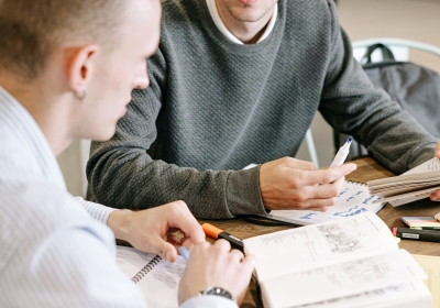 Mannen aan het studeren